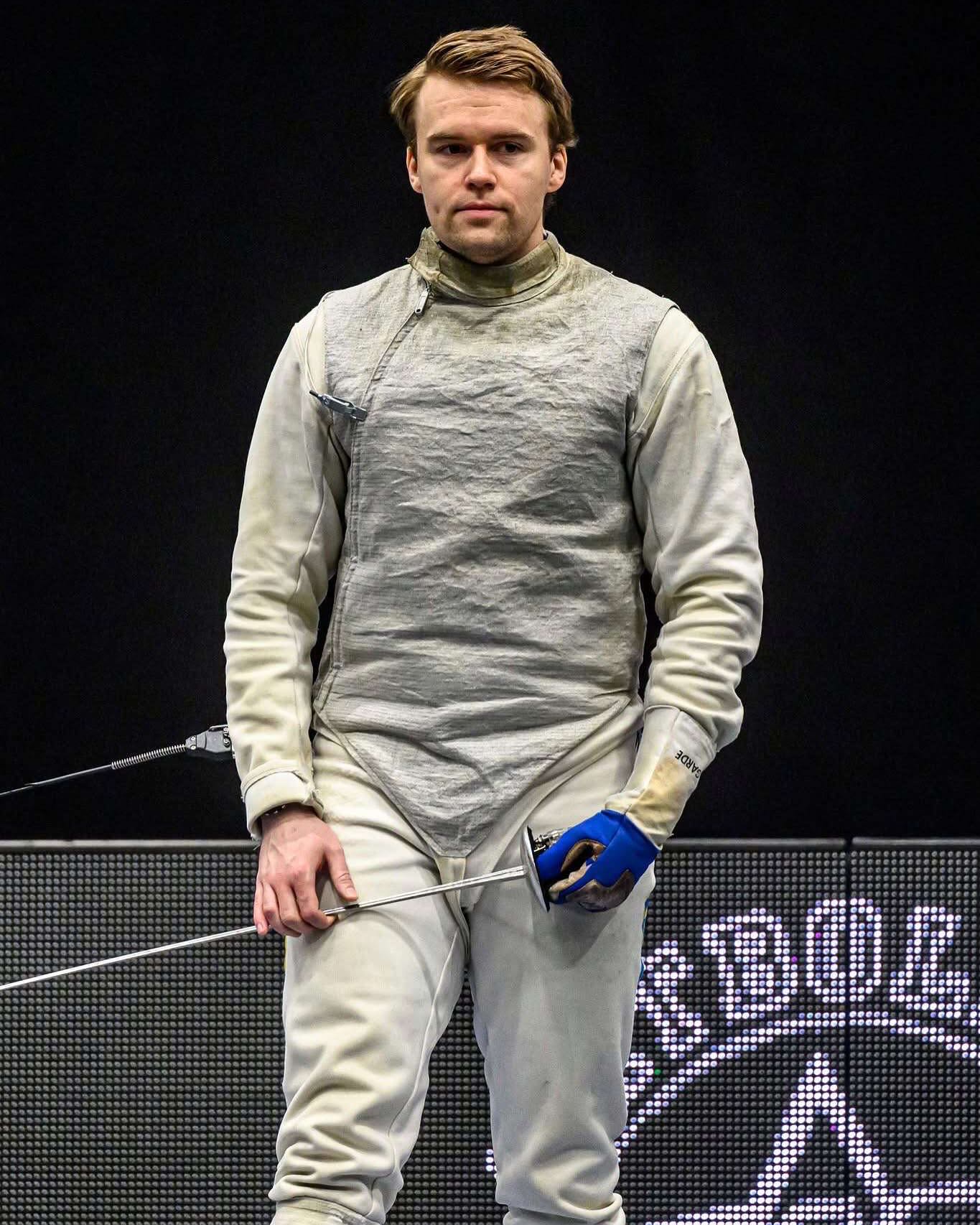 Senior-SM är avslutat för i år‼️

Under helgen har femton av våra fäktare tagit sig ner till Borås för att vara med på SM. Det blev en fartfylld tävling med många ”ups and downs”🎢, men slutligen tog Ängby hem två medaljer (av det svartvita guldet såklart😉🥈).

På lördagen kom den första tack vare Daniel Brodéns förtjänst👊. Efter en stark tävling med många bra matcher tog det slut i finalen. Man måste ju vara lite ödmjuk ibland😤

Klubbens andra medalj var det Vincent Mindelöf som stod för🤘. Vägen mot finalen var kantad av svåra matcher som han hanterade galant, men trots sin erfarenhet av succéer,  räckte det inte mot @gothenburgfencingclub @isak.kvernes 😔. Bra kämpat ändå💯 Vi vill även gratulera @engardesweden och @rufusfastesson (en nära vän till klubben) som tog en stadig tredjeplats🥉 med sin fäktning🤺

Så här säger en av Ängbys kamrater från sin studentlya i Lund:
”Träning och hårt jobb är bara 80% av resultatet, resterande 20% är ren tur🍀 ”
Ett citat som vi i mediateamet tycker sammanfattar allas prestationer bra. Vi hade helt enkelt inte turen på vår sida🤷‍♂️😔

Till sist vill vi tacka @boras_faktning och @swedishfencing för ett riktigt fint SM. Vi ser redan fram emot nästa års uppsättning‼️ (sista bilderna är ett litet Felix Petrini ”appreciation post”😍)

#ängbyärbäst #svartvittguld