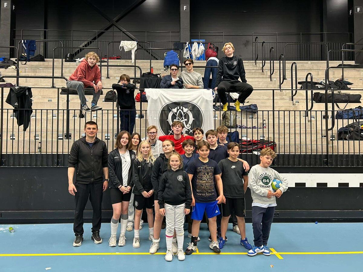 Karlskrona bjuder på en fantastisk tävling för Ängbys räkning❗️ Med hjälp av 18 av våra skarpaste fäktare skrapade vi ihop hela 10 st medaljer av alla valörer🥇🥈🥉

Dag 1 bjöd på en lite trögare start än vad vi hade hoppats på. Kanske var det den lite för aggressiva kolhydratsladdningen som spökade eller nerverna som sviktade🤷‍♂️ Men samtliga fäktare kämpade ändå på ända in i slutet och när kvällen började närma sig kunde vi konstatera att Jonathan Kong vann U15 klassen🥇 Många tror att Ängby är en renodlad florettklubb, men icke sa Nicke. Flera av våra duktiga ungdomar fick visa vad de gick för i värja där vi är väldigt nöjda över deras resultat👏

Till dag 2 var det en annan stämning. Ängby:arna törstade efter revansch och hade pallplats i vittring☝️🙂‍↔️ Denna dag blev det andra bullar. Efter många slitsamma och nära matcher stod en rad av Ängby fäktare som brons- silver- och guldmedaljörer i slutet av dagen. Alvar och Jonathan fick guld🥇 respektive brons🥉 i U17 herrar. Mathilda knep tredjeplatsen🥉 i U17 damer. Det gick även bra i de yngre klasserna där bröderna Milo och Leon fick dela på bronset🥉, men kanske mest nämnvärt är U13 damer där 3/4 var från Ängby. Grattis till Wilma🥇, Jasmin🥈 och Vera-Li🥉 för fina prestationer.

Slutligen vill vi i mediateamet tacka @fkckarlskrona för säsongens sista stora tävling. Det är alltid lika trevligt i Kalleskrona🫡💯

(En liten Albin cam på slutet🥰 Blev inga bilder på Felix tyvärr😨)

#svartvittguld #ängbyärbäst