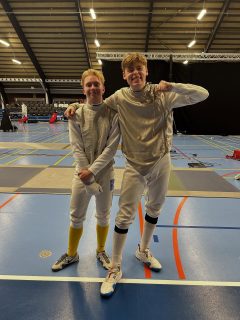 Äntligen har tävlingssäsongen startat och inte särskilt pjåkigt heller, utan med buller och brak👊 NM i Köpenhamn bjöd på roliga minnen, medaljer och såklart fantastiska prestationer av våra fäktare💪

På dam sidan var Ängby ostoppbara. Det blev sammanlagt fem stycken pallplatser👏 Carolina och Wilma fixade var sin bronsmedalj🥉 i U15 respektive U13 mot tufft nordiskt motstånd. Två starka insatser från två av våra ”up and coming” fäktare. I junior klassen så blev det dubbel medalj för Ängbys del👌 Sara och Juliana fick köra mot varandra i finalen där Sara kamma hem guldet, bra kämpat båda🥈🥇 Dock blev det inte Julianas sista medalj i tävlingen eftersom hon lyckades kamma hem det svartvitaguldet i senior klassen också🥈

För herrarnas räkning gick det minst lika bra. Inte mindre än 8 nya medaljer ska in i Ängbys redan nästan överfulla medaljskåp😌 För de lite yngre blev det en andra plats för Vincent i U13🥈 och en tredjeplacering i U15🥉. Det blev även två medaljer för Alvars del också. Två stycken brons i U20 och U17🤫 Vår sist dubbelmedaljör för denna tävling blev Henri där valören var brons där med i senior samt U23🥉🥉 Till sist blev det även ett silver för Jonathan i U17 och en tredjeplats till Anton i U20🥈🥉

Nu blickar vi framåt och hoppas på en fantastisk framtida säsong🫡 och som vanligt så tackar vi för en fint arrangerad tävling och vår huvudtränare @andreybakum 🤝. #ängbyärbäst #svartvittguld