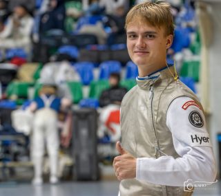 Den förgående helgen var en fullspäckad sådan för Ängbys räkning👊 På hemmaplan vid stora mossen var det dags för Coupe de Stockholm igen, Ängbys egen engagerade tävling och ute på kontinenten var det Satellit för fyra av våra fäktare i Amsterdam🇳🇱

 I Stockholm blev det sammanlagt hela 14 stycken pallplatser (måste vara något slags rekord)😱 För de lite yngre var det en total succé. I open U13 lyckades Vincent få första platsen efter en rafflande final mot Miliam. Stort grattis till er båda🥇🥈 En åldersklass, i open U11 blev det en hel pall enbart bestående av Ängby fäktare👌 Först kom Astrid🥇, på en stark andraplats Aisha🥈 och på en delad tredjeplats Ivanna och Märta🥉🥉 Nästa hopp blir till U17 damer där Carolina gjorde en riktigt stark insatts vilket gav henne en fin andraplats💪🥈 Vi kan ju inte glömma senior klassen såklart. Det blev återigen än full svart och vit pall🐼 Rufus, Anton, Alvar och Erik fick samtliga medaljer🥇🥈🥉🥉 Till sist har vi också sabel seniorerna där Victor fick silvret🥈 och Daniel samt Kevin bronset🥉🥉

I Amsterdam var det både upp och ner gångar. För Erik och Alex gick det lite pt det sämre hållet, men ändå en stark tävling av de båda🫡  Det var ändå deras första seniortävling utomlands🤝 Bättre gick det för Tristan och Henri som landade på plats 62 respektive 66, vilket vi är väldigt nöjda med👌

Allt som allt är riktigt lyckad tävlingshelg för alla Ängby:are och som alltid tackar vi såklart vår huvudtränare @andreybakum för allt😤🙏

#ängbyärbäst #svartvittguld