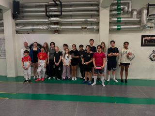 I söndags fick vi på Ängby finbesök av flera finska fäktare från @oms_tagram . 🇫🇮 Tillsammans anordnade vi en tävling med Masters 2 gruppen där det bjöds på tuffa matcher blandat med mycket glädje och skratt. Wilma blev den obesegrad vinnaren efter en bra tävling av henne🥳 Det är alltid bra att få ett utbyta av konkurrensen och vi hoppas såklart på att detta inte var en engångsföreteelse👊
Tack för en grym helg @oms_tagram 🫡🤝