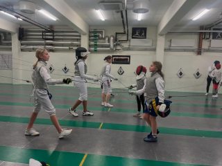 I fredags anordnade vi ett träningspass för alla våra tjejer på klubben💪 Det kom flera från alla olika åldrar där de äldre hjälpte till och lärde ut nya trix och knep till de yngre👊 Vi på Ängby tycker det är extremt viktigt att främja fäktning för alla och vi ser verkligen i fram emot nästa gång🐼

#ängbyärbäst