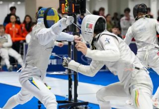 Sportlovs veckan har varit en hektiskt sådan för Ängbys räkning👏 Det har nämligen varit kadett och junior EM i Tbilisi, Georgien🇬🇪
Först ut var det kadetternas tur där två stycken Ängby fäktare ställde upp🤺 Allra bäst gick det för Jonathan som efter en stark poule gick vidare direkt till tableau 64💪 Där tog det tyvärr slut dock och han slutade på plats 41👌 Alvar lyckades också att ta sig vidare efter poulen, men förlorade i 128:an dessvärre och landade på 69:e platsen. En stark insats icke desto mindre🫡 I laget var det både upp och nergångar som resulterade i plats 15 för våra kadetter🤝
När det var dags för juniorerna anslöt sig tre nya fäktare. Sara som vara enda tjej från Ängby blev lottad är svår poule och kom inte vidare till direkterna. Dock en bra insats ändå👊 På herrsidan ställde de två kadetterna upp också och här gjorde Jonathan är superb tävling🥳 Efter en 15-14 match till honom i 64:an kom han som enda svensk in i 32:an. Där blev det förlust mot Barby från Tyskland🙏 Alvar kom på plats 71 och Tristan kom han heller inte vidare efter poulen vilket gav han 85:e platsen. Till sist har vi Erik som efter en bra match i 128:an stod mot tufft motstånd i 64:an i form av en belarus där det blev en förlust👏👌 Herrlagets prestation var inte riktigt vad vi hade tänkt oss, men det gav ändå bra erfarenhet😤
Nu laddar vi om till resten av säsongen och hoppas på fler resultat och spännande matcher🧏♂️🐼
#ängbyärbäst #svartvittguld