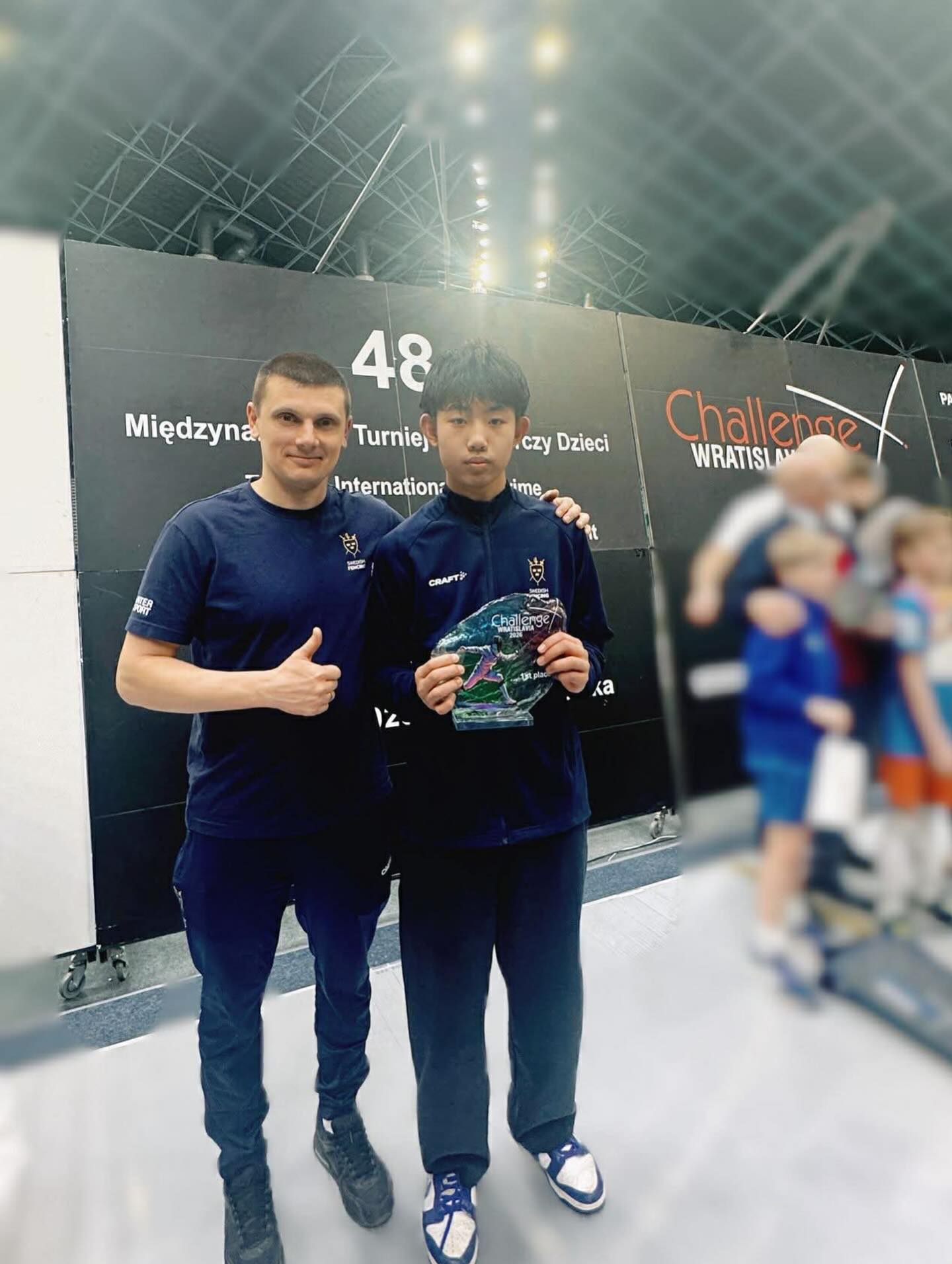 Stora nyheter från Ängby!! Förra helgen deltog ett antal av våra lite yngre fäktare i en av de största ungdomstävlingarna i världen👊 Och vem är det som vinner om inte en Ängby:are😤🥳 Jonathan Kong kammade hem hela tävlingen efter en otrolig stark tävling. Efter en riktigt bra säsong och med en fin prestation från EM i bakfickan var det bara en tidsfråga innan guldet skulle komma🥇 Det kommer säkerligen flera sådana på ännu mer prestigefulla tävlingar🤝
Men vi i mediateamet vill även slå ett slag för de andra fäktarna🤝 Vincent kom på plats 81 i U13, Wilma på 126 i U13 också, Carolina på 64 i U15. Tillsist har vi även Ivanna och Astrid som kom på 130 respektive 138:e platsen🫡 Vi ser väldigt positivt på hur även våra unga fäktare ger sig ut i Europa och tävlar internationellt👏 Det bygger inte bara mycket erfarenhet, utan också minnen🙏 🐼
#svartvittguld #ängbyärbäst