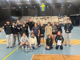 Sista stora tävlingen på säsongen och som vanligt är det USM i Karlskrona som levererar👊
Under två hektiska dagar kämpade våra tappra Ängby fäktare i Karlskrona och tog hem flera medaljer, bra erfarenheter och glada minnen👌 I U13 klasserna blev det totalt fem stycken medaljörer från Ängby. Hos damerna fick Vera-Li en fin tredjeplats och Wilma knep guldmedaljen efter en bra tävling🥉🥇 Hos herrarna var det hela tre Ängby:are på pallen🤝 Miliam och Vincent fick dela på bronset, medan Valentin var den som stod segrande och fick förstaplatsen🥉🥉🥇 I åldersklassen över, U15 så blev det medaljer där också. Jonathan fäktare fantastiskt hela helgen och tog guldet för herrarna🥇💪 Carolina lyckades också fäkta till sig en välförtjänt tredjeplats i damklassen🥉👏
På U17 sidan så blev det flera triumfer där också. Både Alvar och Jonathan hamnade på pallen vid söndagens slut🫡 Alvar var den som kammade hem förstaplatsen och Jonathan fick nöj sig med bronset i denna klass🥉🥇 Det blev tyvärr inga medaljer hos damerna här, men det var fortfarande bra insatser från de startande. Vi hade såklart flera domare och ledare på plats som vi också måste tacka😤 Utan er hade det varit ett riktigt USM🙏
Nu är det snart sommarlov, men vi på Ängby slutare aldrig att träna. Vi ska jobba ännu hårdare och visa vart skåpet ska stå nästa säsong👊
#svartvittguld #ängbyärbäst