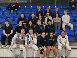 Junior SM är nu avklarat och vi på Ängby kan inte vara mer nöjda med resultaten💯💯

På dam sidan plockade Ängby hela 4 stycken medaljer😮‍💨 Sara tog hem guldet i florett med en rafflande, men dominant final som slutade 15-9🥇 Dessutom gick båda bronsmedaljerna i samma klass till Ängbyfäktare🐼 Stort grattis till Juliana och Mathilda som gjorde utmärkta tävlingar🥉🥉 Vi vill även hylla Wilma och Carolina som var yngst på hela tävlingen, men ändå gjorde bra prestationer.

Såklart nöjer vi oss inte med bara ett vapen. Vi var ju tvungna att få medalj i värja också🤘 Återigen vill vi gratulera Sara, Mathilda, Juliana och Carolina till en tredjeplats där med🥉

För herrarna gick det minst lika bra💪 Finalen var antingen en skänk från ovan eller en förbannelse, det var nämligen två Ängby:are mot varandra🫨 Det var en jämn final ända in i kaklet, men till sist vann Rufus med 15-11 mot Tristan. Gratulationer till Rufus för förstaplatsen🥇 och till Tristan för silvret🥈

I herrar florett lag blev det tyvärr inget guld stråts en stark final från våra fäktare. Det blev till att nöja oss med ett silver där🥈 Dock gick bronset till Ängby också (lite tröst i alla fall🥲). Bra kämpat killar🤝 Nästa gång tar vi dem👏

På senior sidan hade vi också två tappra värjfäktare som ställde upp‼️ Super kört Dev och Max🫡

Allt som allt vill vi summera helgen som varit med ett citat av en av våra käraste medlemmar på klubben. ”Man kan säga att Ängbys färger är svart, vitt och guld efter det här.” Så sant💯😤

Till sist vill vi tacka @upsalafaktning för en bra arrangerad tävling och vi hoppas att nästa JSM så medföljer det ännu större bravurer👊

#ängbyärbäst #svartvittguld