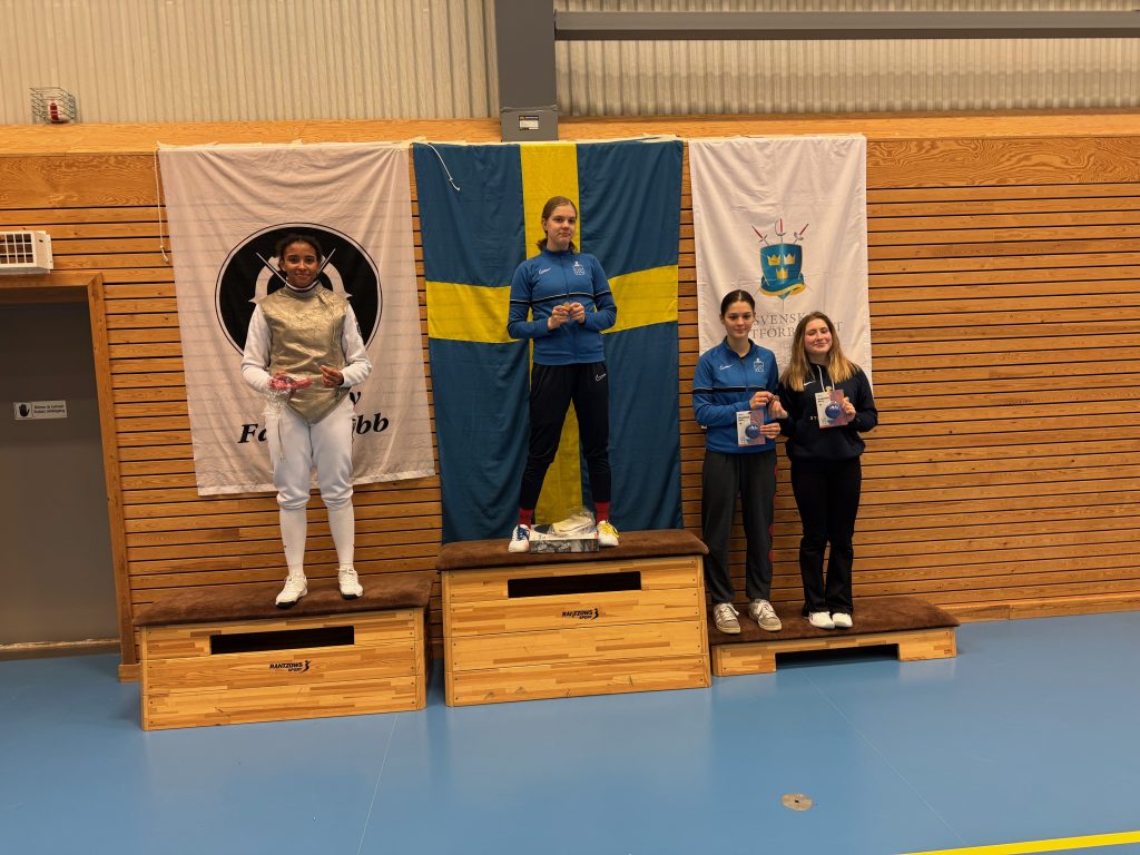 Medaljörerna i U23 Värja Damer. Guld till Louise Ulltjärn FFF, Silver till Sara Mikulak Ängby FK och brons till Linnea Eriksson och Neolie Lippert båda FFF Stockholm. Silvermedaljören Sara Mikulak fäktade Lag SM florett parallellt med damvärja varav florettvästen på prispallen.